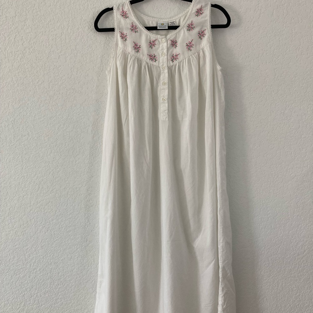 Vintage Smithsonian White Cotton Nightgown with Floral Embroidery
